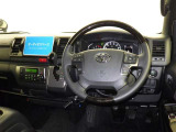運転の際、常に目にする部分だけにシックで飽きのこないデザインが良いですね。