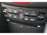 フルオートエアコンが装備されています!お好みの温度設定をするだけでエアコンの風量やモードの切り替えを自動でコントロールしてくれます!ユーザーの操作が少なく燃費走行にもつながります!