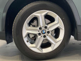 BMWの純正アロイホイールは軽量かつ強度にも優れているホイールで走行性能を引き上げる設計になっております。足元にもBMWは妥協がなくこだわっている個所になります。