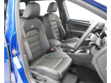 【フロントシート】少し硬めでほど良い大きさのVWのシートは、長時間、長距離運転でも疲れにくい作りになっております。R専用レザーシート。運転席助手席は、スポーツシートを採用。
