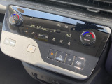 【オートエアコン】一度お好みの温度に設定すれば、車内の温度を検知し風量や温度を自動で調整。暑い&hellip;寒い&hellip;と何度もスイッチ操作をする必要はありません。快適な車内空間には必須の機能ですね♪
