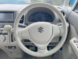 インテリアに合わせたデザインのステアリングは、運転される方のことも考え、運転しやすい形状、大きさです。是非一度、実際に触ってお確かめください。