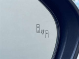 隣車線を走る車両をレーダーで検知し、ドアミラーでは確認しにくい後側方エリアに存在する車両に加え、急接近してくる車両も検知します。車両を検知するとドアミラーに搭載されたLEDインジケーターが点灯します。