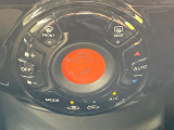 【オートエアコン】一度お好みの温度に設定すれば、車内の温度を検知し風量や温度を自動で調整。暑い&hellip;寒い&hellip;と何度もスイッチ操作をする必要はありません。快適な車内空間には必須の機能ですね♪