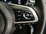 ステアリングには運転中でも簡単に操作できる各種スイッチついてます