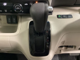 CVT車のセレクトレバーです。低速から高速まで、変速ショックのないスムーズな走りを実現するとともに、エンジン効率のよい領域を維持することで燃費にも貢献します。