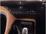 夜間走行でも安心のLEDへッッドライト搭載車です。とても明るく白い光で照らします。この装備も人気のアイテムですね