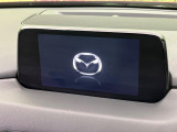 【マツダコネクトナビ】車内の雰囲気にマッチした一体型タイプのナビ。各種車輌設定やBluetooth再生等、様々な機能が楽しめます。直感的なダイヤル操作が可能で、使い勝手も良好です。