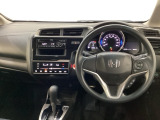 車内は光触媒抗菌消臭施工済です。インパネ周りはスタイリッシュなデザインです。グローブボックスやカップホルダーのほかにトレーなどたくさんの収納スペースが付いています。