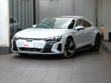 未来を拓く電動グランツーリスモにふさわしい、低いルーフラインと伸びやかなプロポーション。Audi e-tron GT quattroは瞬時に見る者の感性を揺さぶります。