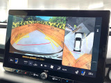 【パノラミックビューモニター】専用のカメラにより、上から見下ろしたような視点で360度クルマの周囲を確認することができます☆死角部分も確認しやすく、狭い場所での切り返しや駐車もスムーズに行えます。