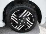 日産純正のアルミホイールが装着されてます。ボディデザインとマッチしておりカッコイイですね。