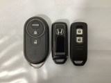 スマートキーを装備しています。鍵を差し込むことなくドアロックの開け閉めと、スタートボタン操作でのエンジンスタートができます。加えて、純正リモコンエンジンスターター用の操作キーもついています。
