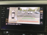 ギアをリバースに入れると車両後方の映像を映し出します。画面にはガイドラインが表示され、車庫入れや縦列駐車などの際に安全確認をサポートします。