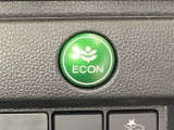 ECON モードをON にするとアクセルペダルの動きに対するエンジンの反応とエアコンの制御を切り換えることで、燃費のいい運転をするドライバーがペダルを踏んだ時と同じようにエンジンを制御します。