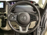 ハンドルにHondaセンシング系のクルーズコントロールやレーンキープアシストなどのスイッチが装備されています。ハンドルから手を離さず安全に操作できます。