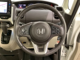 ハンドルにHondaセンシング系のクルーズコントロールやレーンキープアシストなどのスイッチと、オーディオの操作スイッチが装備されています。ハンドルから手を離さず安全に操作できます。