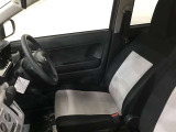 高いホールド性で運転姿勢が安定します。長距離ドライブでも疲れにくいのが魅力です。快適なドライビングライフをお送りください♪