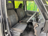 運転席シート廻りは使用感も少なく、良好な状態となっています。前オーナー様が丁寧に使っていたことがよくわかりますね。