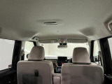 車内は明るくて見通しが良く、初めての方でも運転しやすい印象です。天井が高く圧迫感がないので、お子さまとのお出かけも快適に過ごせます。