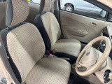 運転席の画像です。足元やシートまわりに余裕があり、リラックスした姿勢で運転が可能です。視界も良好で操作系へのアクセスもしやすく、快適で安心感のあるドライブをサポートします。