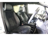 厚みがあって、座り心地のいいシート。運転席も助手席もリラックスしてゆったりと座れます。