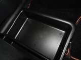 便利な収納ポケット、小物入れを各所に配置しています。