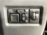 【電動格納ミラー】サイドミラーは電動格納式となっており、狭い駐車場でもキズがつくリスクを抑えられます。