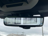 【スマートリヤビューミラー】後席の大きな荷物や同乗者で後方が確認しづらい時でも安心!カメラが撮影した車両後方の映像をルームミラー内に表示。クリアな視界で状況の確認が可能です!