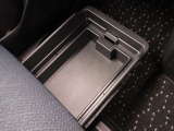 助手席シートアンダーボックス