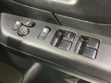 【電動格納ミラー】サイドミラーは電動格納式となっており、狭い駐車場でもキズがつくリスクを抑えられます。