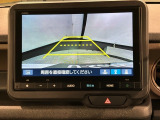 リバースギアに入れるだけで後方の表示へ切り替わります。夜間や雨の日の駐車も楽になりますよ。