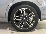 【BMWアロイホイル】軽量かつ強度に拘ったアロイホイル。走行性能ポテンシャルを引き出す設計。車の足元を引き締めてくれる大きなポイントはアロイホイルです。