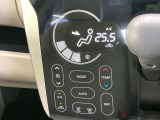 【オートエアコン】一度お好みの温度に設定すれば、車内の温度を検知し風量や温度を自動で調整。暑い&hellip;寒い&hellip;と何度もスイッチ操作をする必要はありません。快適な車内空間には必須の機能ですね♪