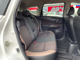 後席の足回り、頭上もゆったり