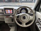 ステアリングハンドルです。オーディオコントロールスイッチが付いて運転中でも手元でオーディオの操作が出来て便利ですよ。