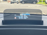 人気のヘッドアップディスプレイ!現在の車速、ナビゲーション・システムによるルート案内の矢印表示、チェック・コントロール、前車接近警告など、さまざまな情報をドライバーの視界内に直接表示いたします!
