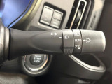 【オートライト】周りの明るさに応じて自動でヘッドライトの点灯・消灯ができる機能です!ライトの付け忘れ・消し忘れなどが無くなり、雨の日や夕方の走行も安心!トンネル通過時も便利ですね