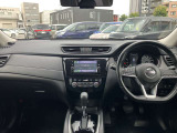 すっきりした運転席周りにはナビやエアコンの操作パネルを設置しておりますので、お一人での運転でもご安心できます。