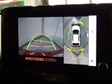 【パノラミックビューモニター】車を真上から見た状態をナビに映し出し、駐車時などをサポート☆クルマの斜め後ろなど、目が届きにくい箇所も確認できるため、いち早く障害物に気が付くことができます!