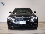 【BMWの伝統-1】BMWの特徴的な&ldquo;キドニーグリル&rdquo;は、80年以上続く伝統の形でございます。変わらないこだわりのデザインが、プレミアムブランド&ldquo;BMW&rdquo;を創り出します。