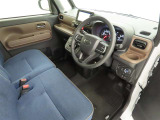 シンプルで使いやすいデザインの運転席です。