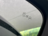 【ブラインドスポットモニター】走行中、ドアミラーの死角になりやすい箇所に後続車が接近するとサイドミラーのレンズに警告を表示!ドライバーに注意喚起をしてくれます。