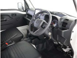 高いホールド性で運転姿勢が安定します。長距離ドライブでも疲れにくいのが魅力です。快適なドライビングライフをお送りください♪