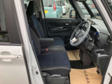 高い天井と広い足元は、普段の運転時はもちろん、長距離ドライブでも快適に過ごせます♪前席アームレスト付きです!