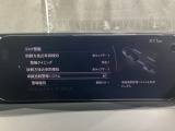 車線逸脱警報システムは、走行中にカメラで車線を検知して、自車が車線から逸脱する可能性があると判断した場合に、警報によりドライバーに通知します。
