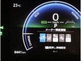 レーンディパーチャーアラートとは車線または走路からの逸脱の可能性を警告すると共に、車線または走路からの逸脱を避けるためのハンドル操作の一部を支援する機能です。詳細は販売店スタッフまでおたずねください。