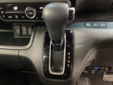 CVT車のセレクトレバーです。低速から高速まで、変速ショックのないスムーズな走りを実現するとともに、エンジン効率のよい領域を維持することで燃費にも貢献します。