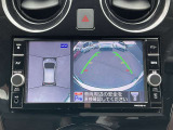 アラウンドビューモニター搭載。上から見下ろしたように液晶に映るのでスムーズな駐車をサポートします。