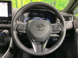 【ステアリングヒーター】冬場に冷たくなりやすい革巻きステアリングを、スイッチ一つで素早く適温に!エアコンよりも早く温まってくれるので、寒い日の運転も快適になりますね♪